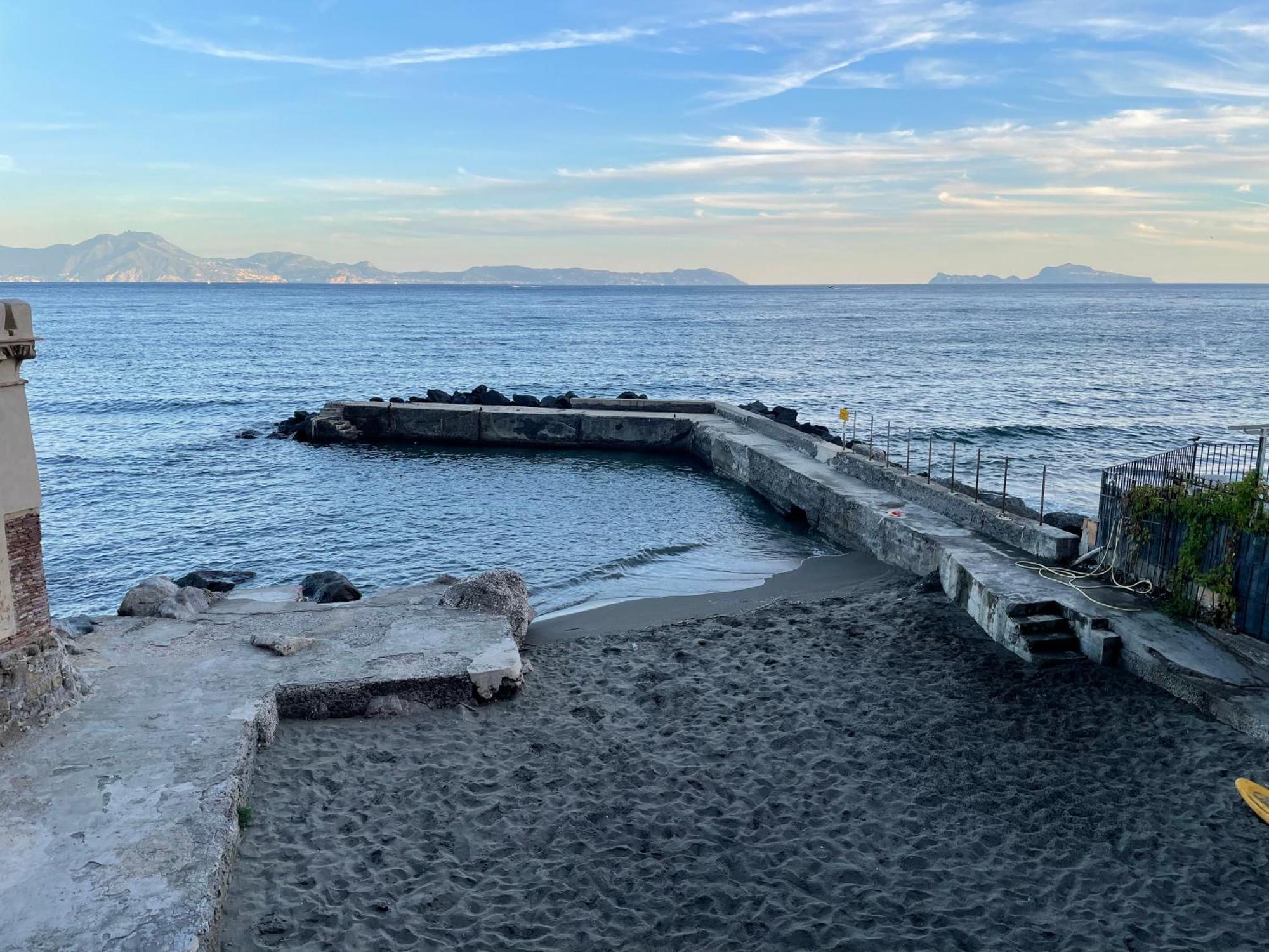 La Casetta Con La Spiaggia Nápoles Exterior foto
